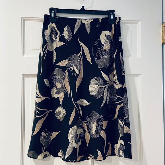 Ann Taylor LOFT Black Floral Flare Skirt – Size 6, 24" Length, Fully Lined - Picture 1 of 6